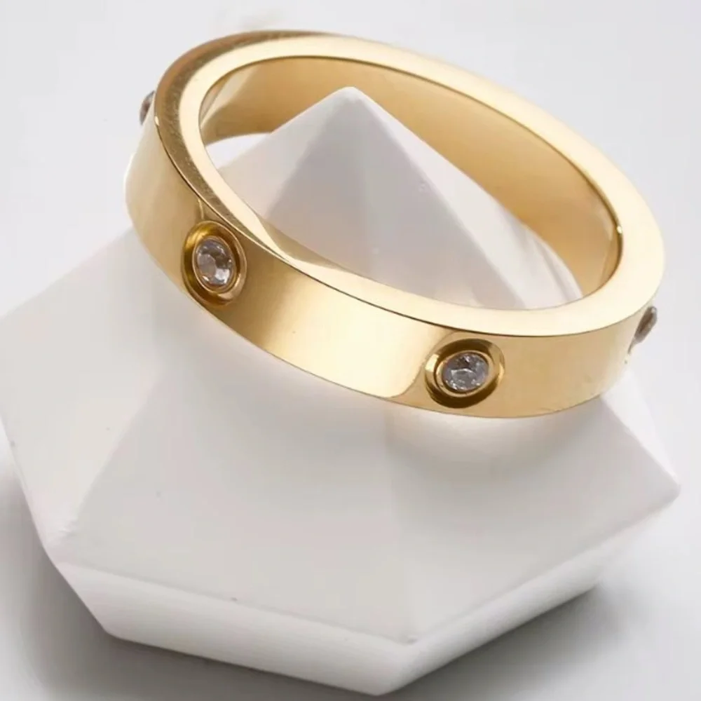 Design Homage Love Ring 18k Gold 6 round Diamonds Surgical steel